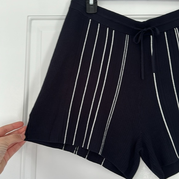 Theory | Hankson Striped Ribbed Knit Shorts - Picture 4 of 5